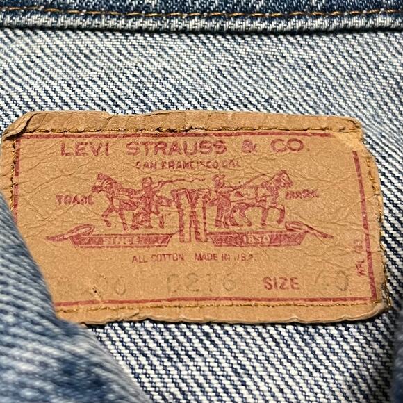 Vintage 90s Levi’s Nicely Washed Distressed Denim Trucker Jacket Size 40 - Picture 3 of 7